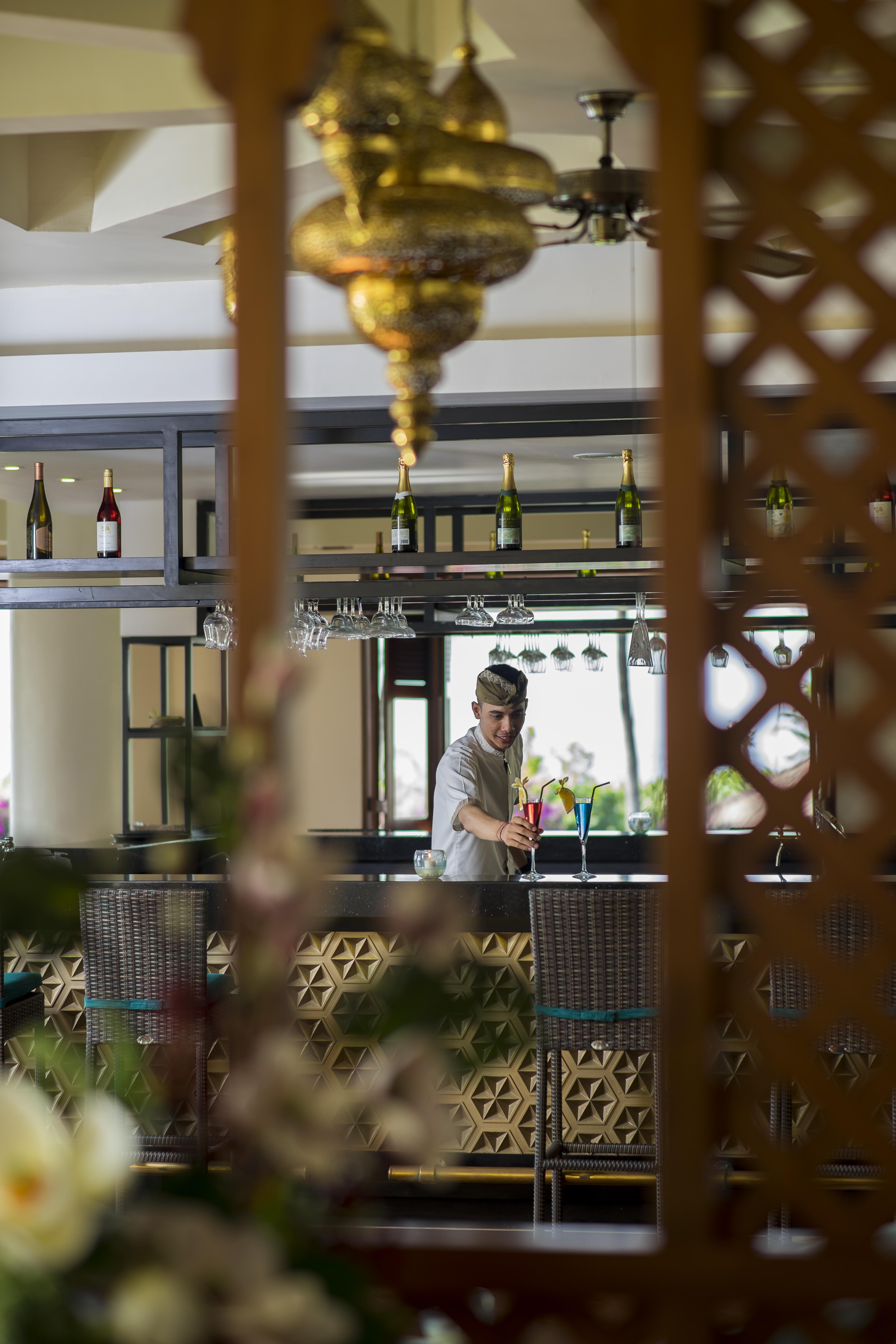 Grand Mirage Resort & Thalasso Bali นูซาดูอา ภายนอก รูปภาพ A bartender at work