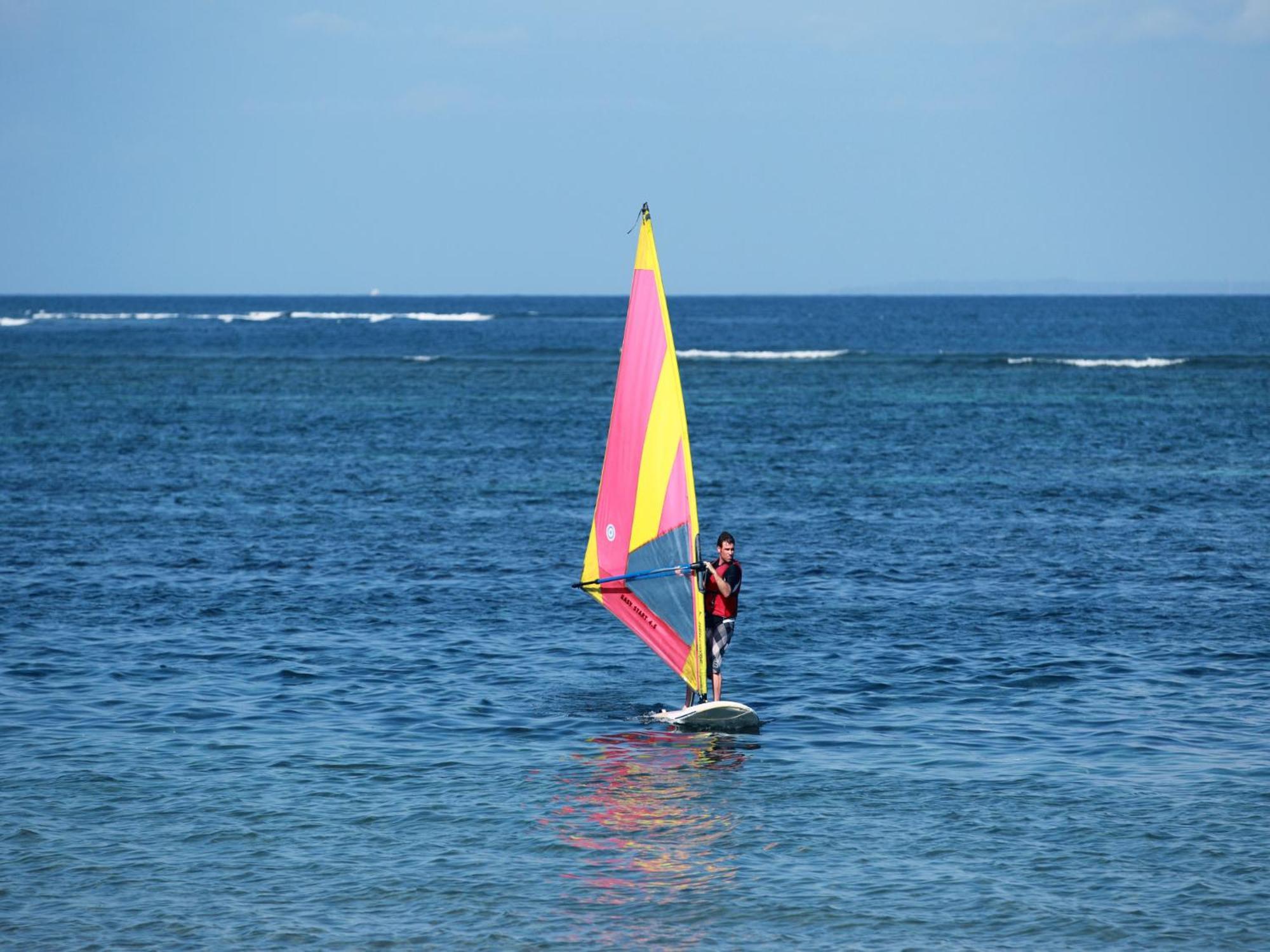 Grand Mirage Resort & Thalasso Bali นูซาดูอา ภายนอก รูปภาพ Windsurfer at the beach