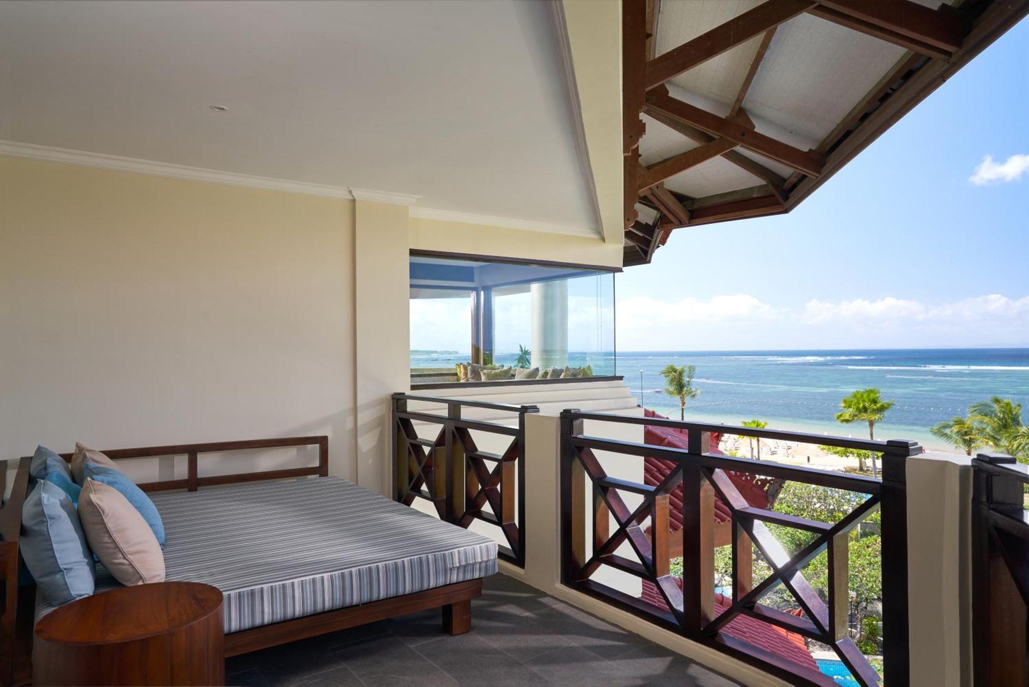 Grand Mirage Resort & Thalasso Bali นูซาดูอา ภายนอก รูปภาพ A balcony at a hotel