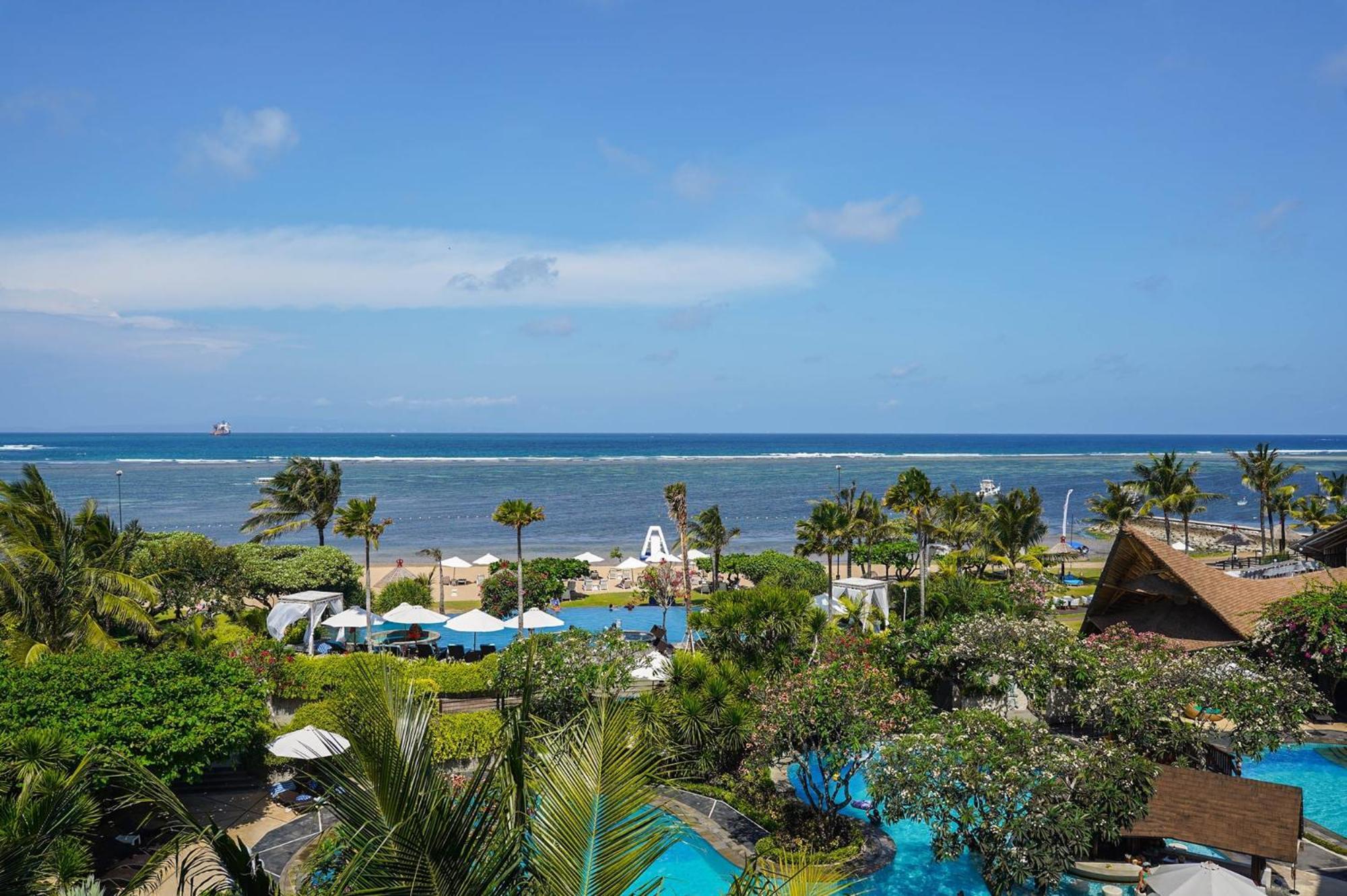 Grand Mirage Resort & Thalasso Bali นูซาดูอา ภายนอก รูปภาพ View of the beach at the InterContinental Resort Bali
