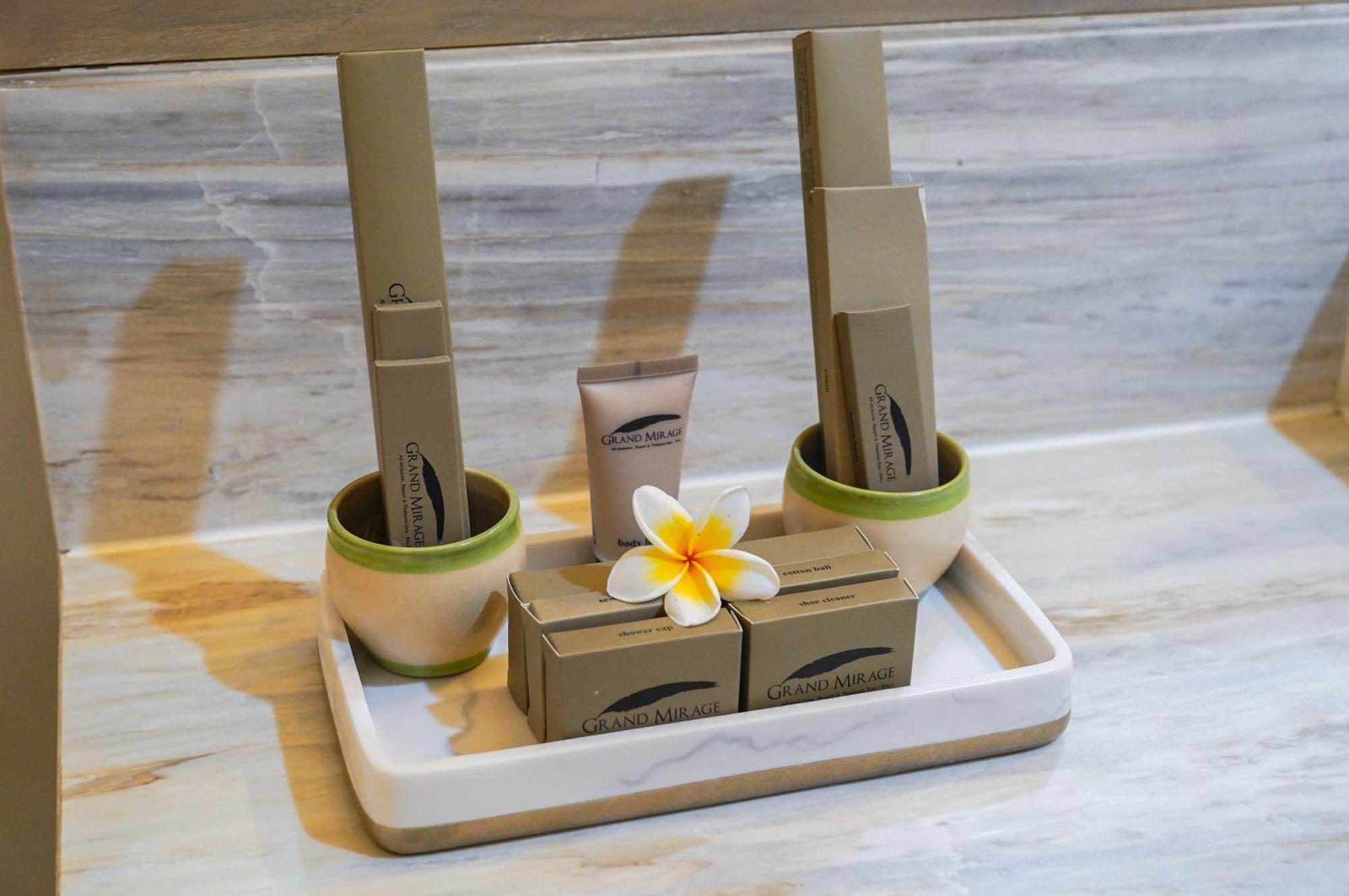 Grand Mirage Resort & Thalasso Bali นูซาดูอา ภายนอก รูปภาพ A selection of toiletries