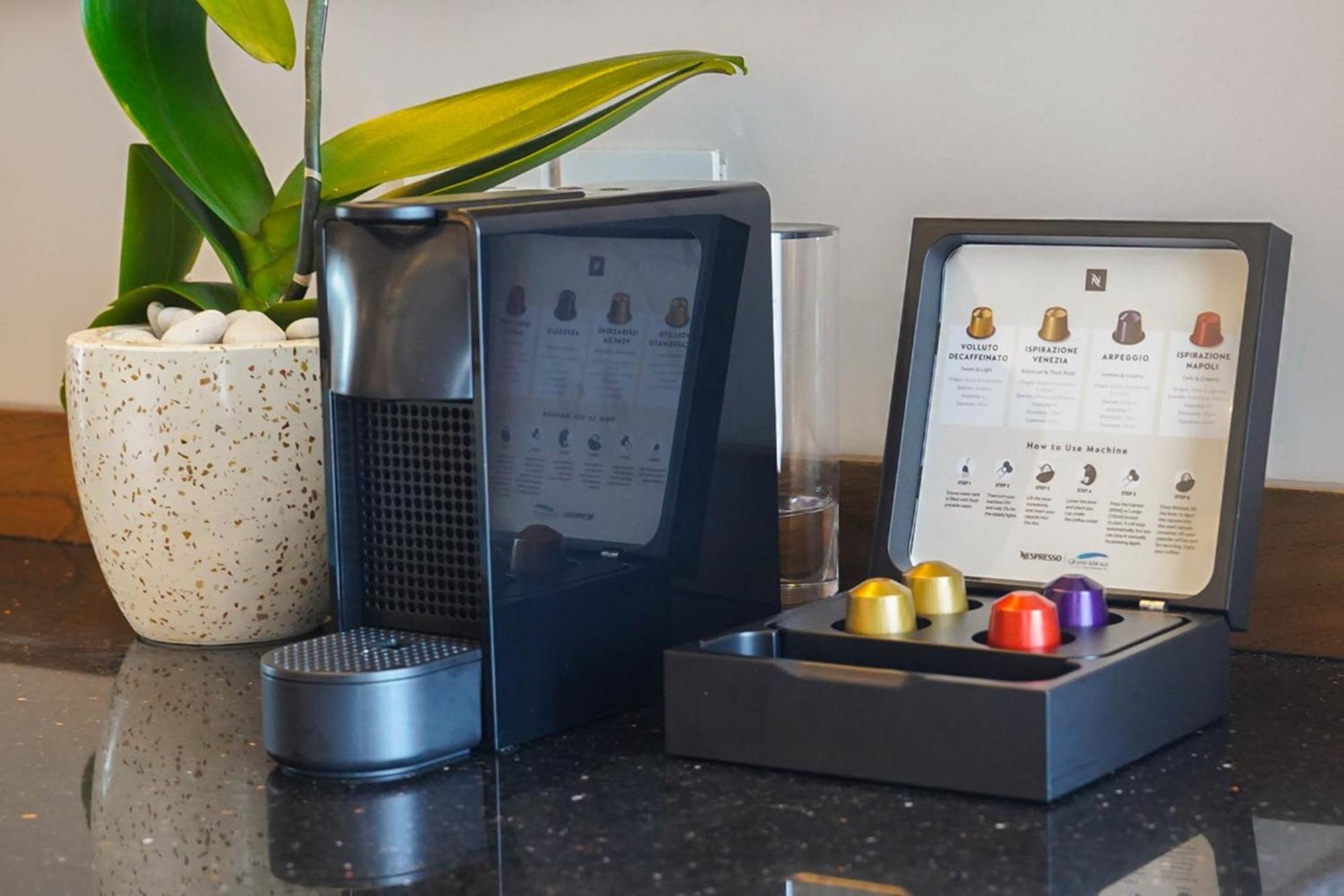 Grand Mirage Resort & Thalasso Bali นูซาดูอา ภายนอก รูปภาพ A Nespresso coffee machine